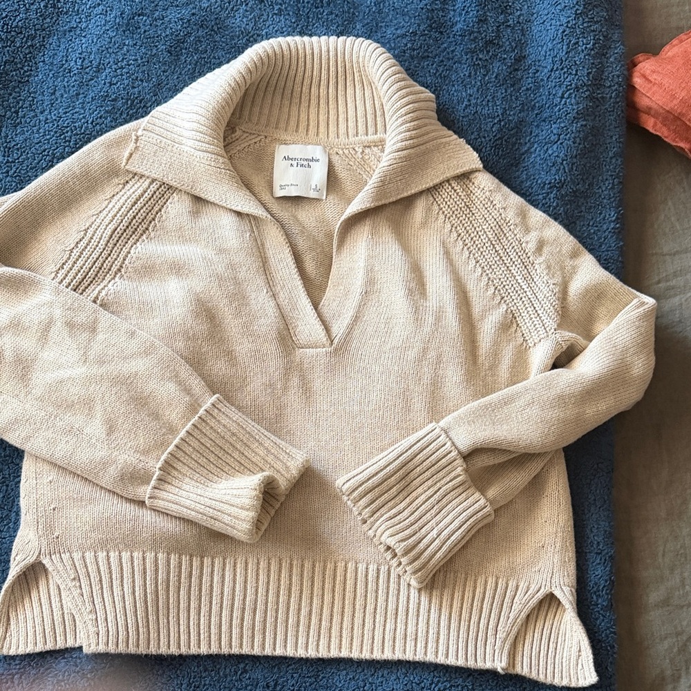 Like new - Abercrombie & Fitch Women's Cream V‑Notch Shawl Collar Sweater